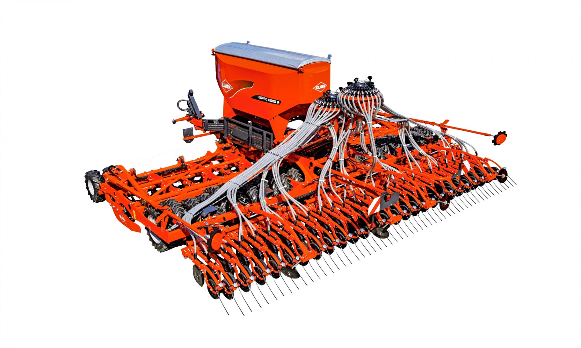 Cu ajutorul semănătorilor ESPRO, benficiezi de o soluție de semănat universală, cu lățimi de lucru cuprinse între 3 și 8 m. Acestea combină cultivarea, tasarea și semănatul într-o singură trecere, pentru a asigura o emergență bună a culturilor după arat sau după cultivarea minimă a solului.