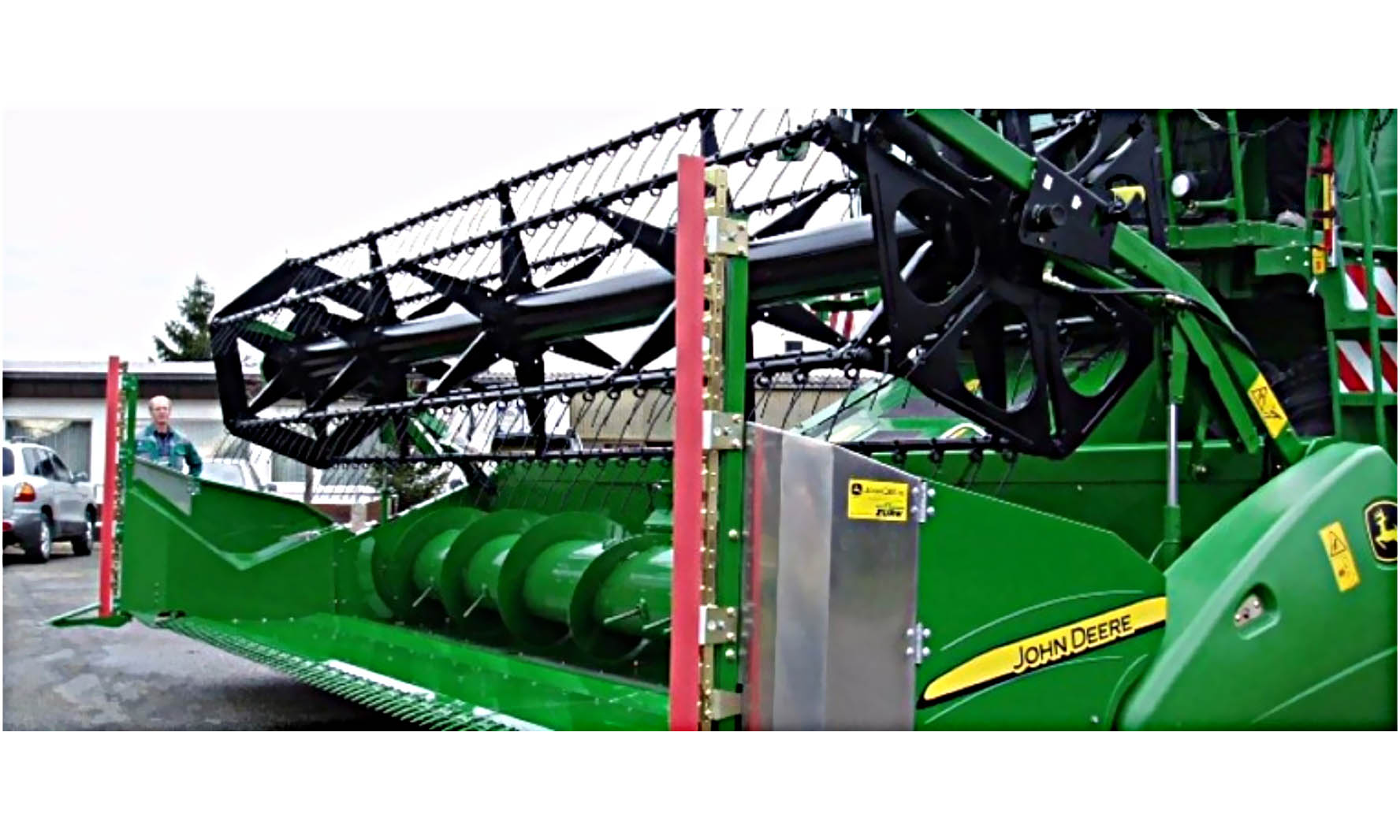 Măriți-vă profitul cu ajutorul extensiei de rapiță „Profi” de la ZÜRN; Practice, acestea pot fi folosite pentru toate mărcile de combine.

Orice operator de combină cunoaște încercările dificile la care îi supune cultura de rapiță:

 	Încurcarea și căderea tulpinilor plantei de rapiță.
 	Deschiderea prematură a silicvelor în contact cu platforma de tăiere.

Astfel putem avea pierderi considerabile de producție, care pot fi reduse prin folosirea unei extensii de rapiță prevazută cu cuțite laterale de separare.
Prestigioase institute independente de cercetări au determinat că o astfel de extensie permite reducerea pierderilor la recoltare cu pâna la 300 kg la hectar. Dacă prețul pe piață este de aproximativ 300 €/t, utilizarea unei extensii speciale de rapiță permite creterea profitului cu pâna la 90€/ha. Deci, achiziționarea unei extensii de rapiță este rapid amortizată.

 