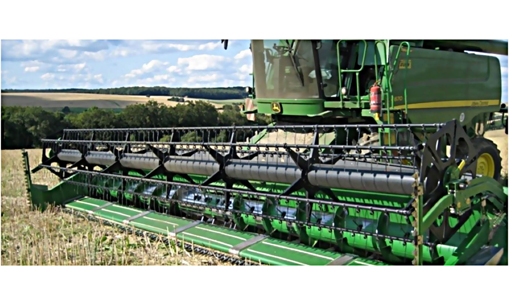 Heder Premium Flow și Combină John Deere – Performanțe de neegalat în orice condiții

Combinele moderne dispun de un enorm potențial de performanță, care pentru a fi pus în evidență necesită o perfectă regularitate de alimentare.

Cu ajutorul unui heder cu covor longitudinal Premium Flow, combina dumneavoastră va putea fi utilizată până la limita performanțelor ei.

Segmentele rabatabile ale covorului permit o accesibilitate optimală la partea de întreținere. Noul concept de etanșeitate reduce riscurile de acumulare a prafului și întreținerea cotidiană la un strict minimal. La hederul tip Premium Flow, conceptul de heder cu covor transportor longitudinal a fost considerabil perfecționat.

 