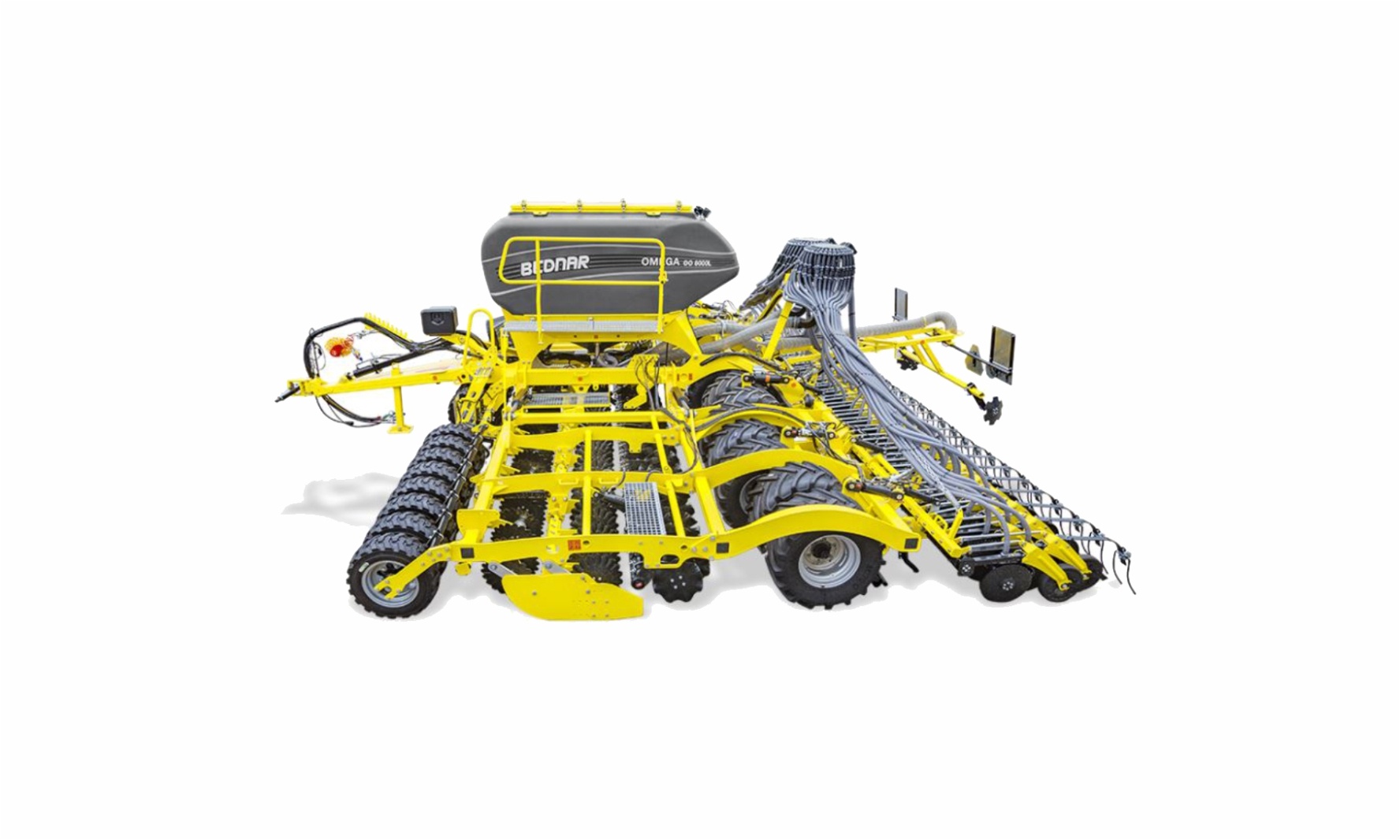 OMEGA OO_L Semănătoare

 	Pregătire precisă a patului germinativ datorită discurilor cu diametrul de 460 mm dar și a   discurilor crenelate.
 	Plasare precisă a semințelor la aceiași adâncime pe întreaga lățime a mașinii datorită sistemului PSP – presiune pe brăzdar de până la 130 kg.
 	Discurile așezate în “X” asigură o urmărire perfectă a tractorului.
 	Roțile decalate cu effect de auto-curățare asigură semănătorii o stabilitate perfect în transport dar și pe câmp.
 	Structură robustă și ușoară.
 	Calibrare ușoară și rapidă.
 	Control intuitive prin intermediul terminalului ISOBUS.