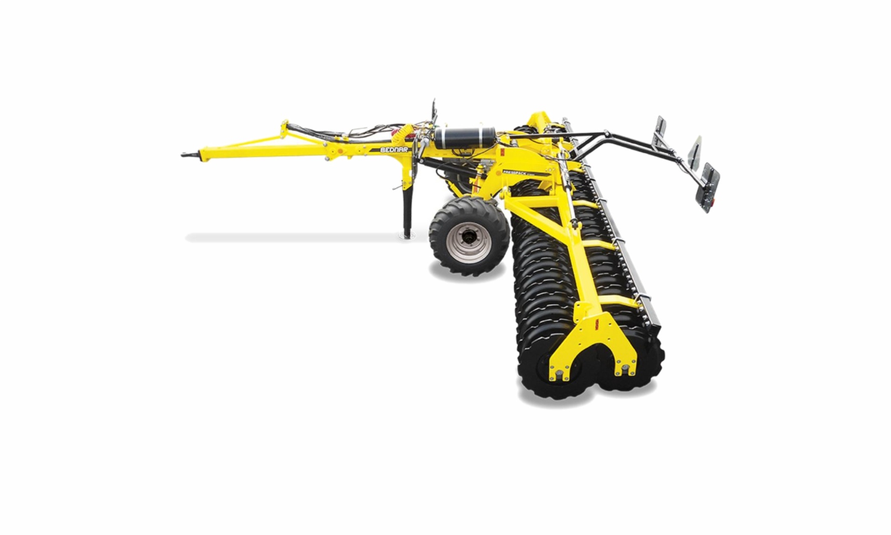 Spargerea bulgărilor de pământ cu uşurinţă, după operaţiunile anterioare, în special în solurile dificile.
 	Inele cu auto-curăţare.
 	Pregătirea patului germinativ printr-o singură trecere.
 	Lungime compactă de transport datorită barei de tracțiune telescopice.
 	Efect perfect de nivelare și compactare.
 	Poate fi folosit separat sau în combinație cu utilajele BEDNAR.