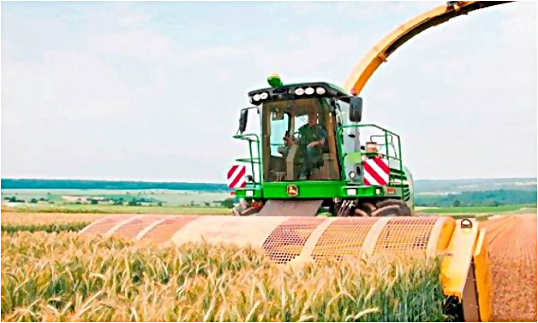 Platforma pentru recoltare directă „Profi Cut”: performanțe maxime la recoltare

Pentru recoltarea performantă a furajelor și a culturilor perene, platforma de recoltare directă de tip „Profi-Cut” aduce numeroase avantaje când este asociată cu o mașină de însilozat.
Recoltarea plantelor se face „direct”: tăierea, presarea și tocarea sunt efectuate într-o singură fază. Nu mai sunt necesare mai multe treceri și reduceți riscurile datorate condițiilor meteo, în timp ce furajul va ramâne mult mai curat. Veți produce astfel un siloz de cea mai bună calitate!

 