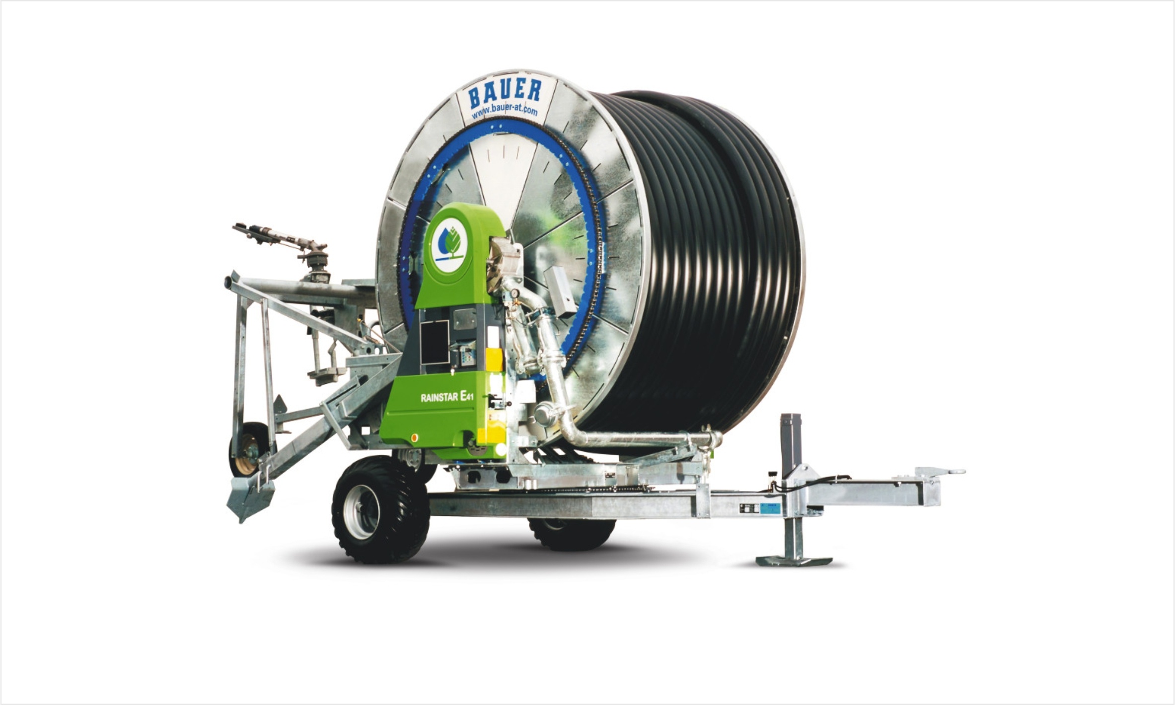 Acum 40 de ani, BAUER a revolutionat lumea irigatiilor prin echipamentele cu tambur. Mai mult, am lucrat in mod constant pentru a dezvolta in continuare sistemul BAUER. Prin inovare, cum ar fi introducerea tehnologiei turbinei si producerea propriilor noastre reductoare si turbine,am fost capabili sa ne extindem in continuare avantajul nostru competitiv. Zeci de ani de experienta in domeniu, au dat nastere unor noi tehnologii si actualei serii de echipamente Rainstar. Rainstar-ul prezinta o constructie rezistenta si o durata indelungata de utilizare in cele mai aspre conditii de mediu.Fiecare client va gasi solutia corecta intr-unul dintre cele 70 de modele de Rainstar pe care le oferim.