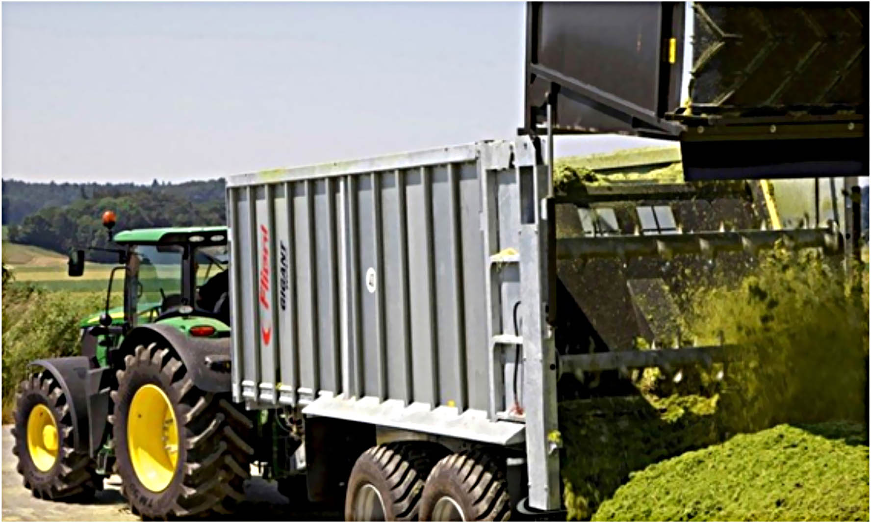 Sistemul cu perete împingător Fliegl este un sistem revoluționar și de succes pentru toate tipurile de transport, atât pe câmp cât și pe drumurile publice. Acesta combină și optimizează avantajele tuturor sistemelor de transport cunoscute.