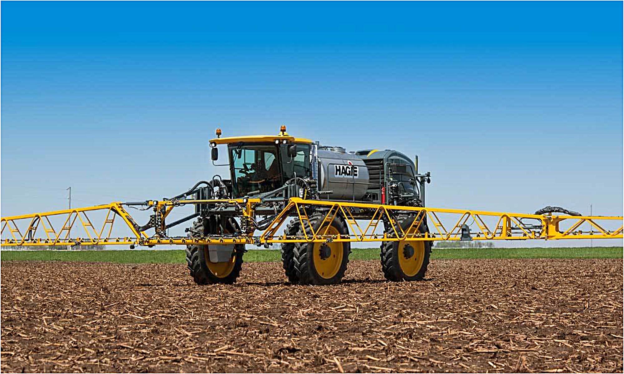 Maximizează rezultatele culturilor tale, hrănind și protejând plantele când au cea mai mare nevoie de aceasta. Pentru a lucra la potențial maxim, ai nevoie de un utilaj care poate intra în câmp oricând. Utilajele de erbicidat autopropulsate HAGIE au fost proiectate pentru a fi ușoare, stabile, cu o gardă înaltă la sol și capabile să îndeplinească sarcini în timpul oricărei etape de creștere a culturilor sau în orice condiții întâlnite în câmp. Beneficiu extrem de important pentru a evita deficiențele de nutrienți și a combate dăunătorii. Lucrezi oricând ai nevoie, chiar și în condiții în care alte utilaje de erbicidat nu pot.