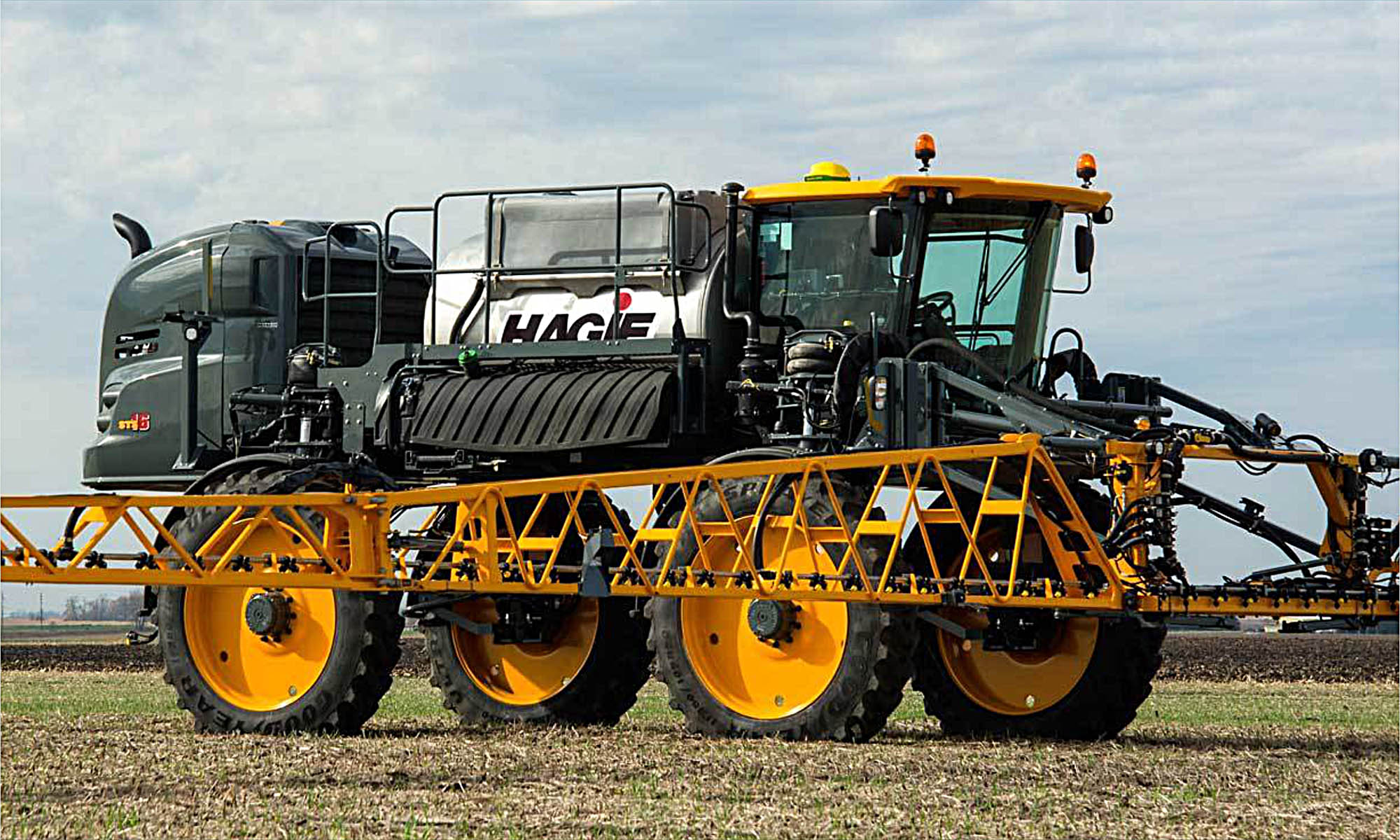 Maximizează rezultatele culturilor tale, hrănind și protejând plantele când au cea mai mare nevoie de aceasta. Pentru a lucra la potențial maxim, ai nevoie de un utilaj care poate intra în câmp oricând. Utilajele de erbicidat autopropulsate HAGIE au fost proiectate pentru a fi ușoare, stabile, cu o gardă înaltă la sol și capabile să îndeplinească sarcini în timpul oricărei etape de creștere a culturilor sau în orice condiții întâlnite în câmp. Beneficiu extrem de important pentru a evita deficiențele de nutrienți și a combate dăunătorii. Lucrezi oricând ai nevoie, chiar și în condiții în care alte utilaje de erbicidat nu pot.