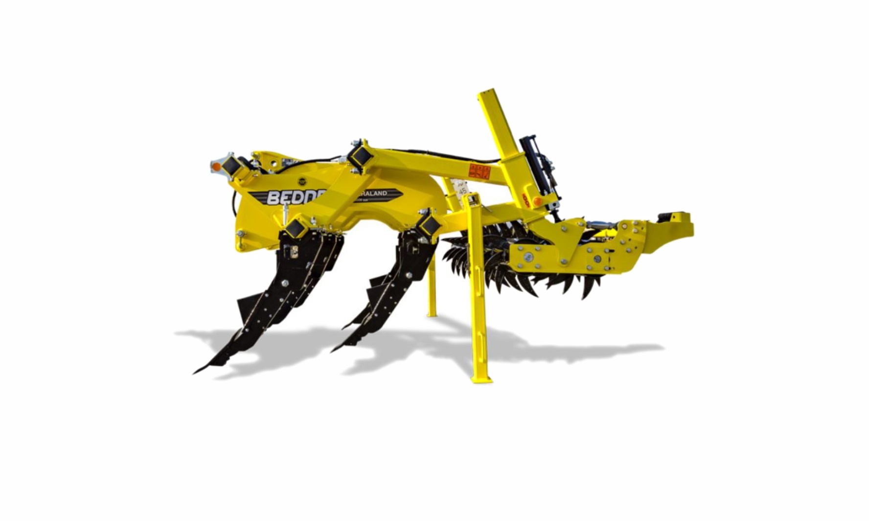 TERRALAND TN Scarificator

 	Prelucrare intensivă la adâncimi de până la 65 cm.
 	Cele 3 unghiuri ale organelor active permit o mai bună pătrundere în sol.
 	Sistem Quick-Change – înlocuire facilă a dălților reversibile.
 	Cadru rigid și solid.
 	Utilajul are o degajare mare la sol. Distanţa între cadru şi sol este de 79/89 cm.
 	Realizat din Alform, un oţel de rezistenţă înaltă.
 	Prelucrarea straturilor de sol compactate, pentru a permite umidităţii să ajungă la rădăcinile plantelor.